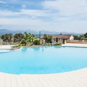 https://appartement-12-golf-de-roquebrune-vue-mer-imprenable.fr-provencehotel.com